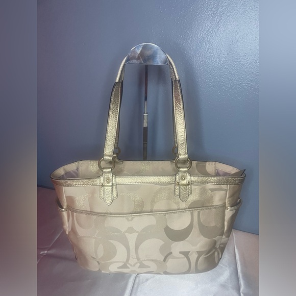 Authentic Coach Purse! #035COA - Picture 3 of 9